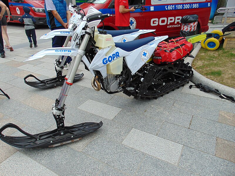 File:Motocykl śnieżny KTM, pojazd GOPR.jpg