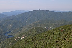 東側の三ツ瀬明神山から望む宇連山（2018年5月22日撮影）