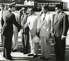 Bay S N Bakar, 1958'de İran Şahını alıyor.jpg