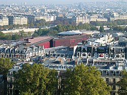 Pohled na budovu muzea z Eiffelovy věže