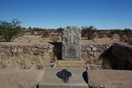 Fail:Namibia - Edward Cook's Commemorative Stone 01.jpg