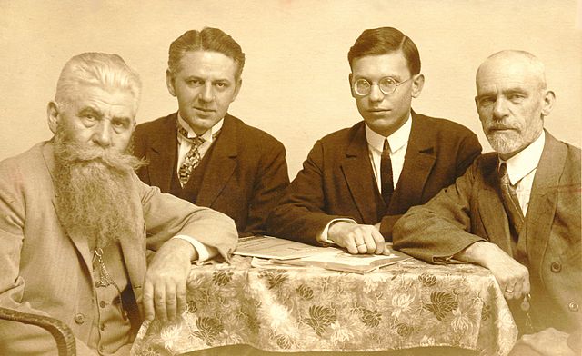 Hörbiger (left) seated with at a conference for Occidental along with Edgar de Wahl (right), the creator of the language, and his son Hans Robert (cen