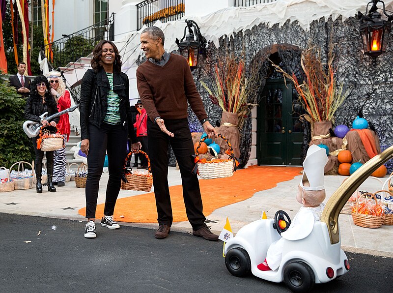 File:Obama and minipope.jpg