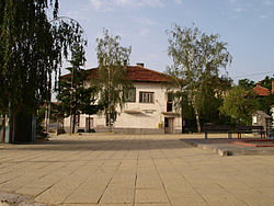 Ovchartsi-municipality-hall.jpg