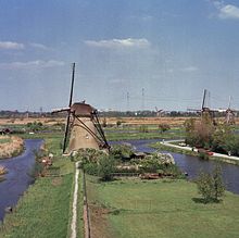 Nederwaard Mill No.6 pumping water from one canal to the next Overzicht met molen No. 6 van de Nederwaard op de voorgrond, gezien vanuit de kap van molen No.7 van de Nederwaard - Kinderdijk - 20370474 - RCE.jpg