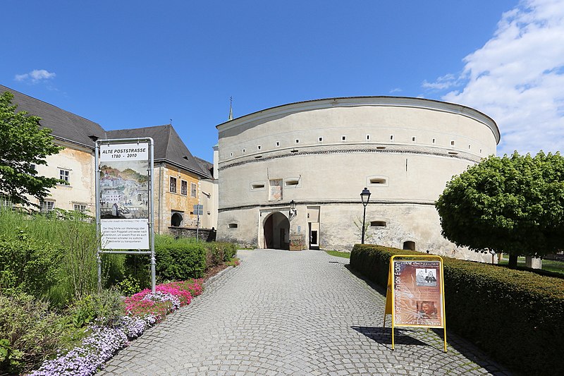 File:Pöggstall - Schloss, Kanonenrondell.JPG