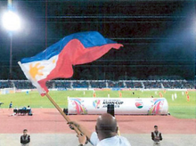 Ein Fan schwenkt die philippinische Flagge als Unterstützung für die Nationalmannschaft, die im Asien-Cup gegen Jordanien spielt