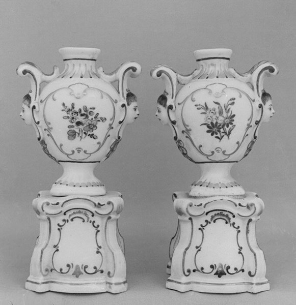 File:Pair of small vases MET 8017.jpg