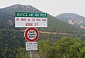 Panneau d'interdiction à la circulation publique (de type B0), avec coordonnées DFCI de l'entrée, nom de la piste et code de la piste dans le massif de l'Estérel.