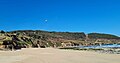 Parapentes voando sobre a praia