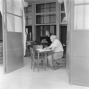 חבר הכנסת הראשונה, אהרון צייטלין, שותה קפה וקורא עיתון, במזנון הכנסת הראשון, בקולנוע קסם, בתל אביב, 1949.