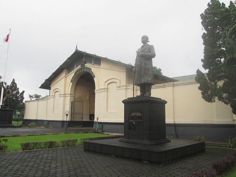 File:Patung Jenderal Sudirman di Museum PETA Bogor.jpg