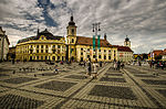 Grand Square com algumas pessoas caminhando