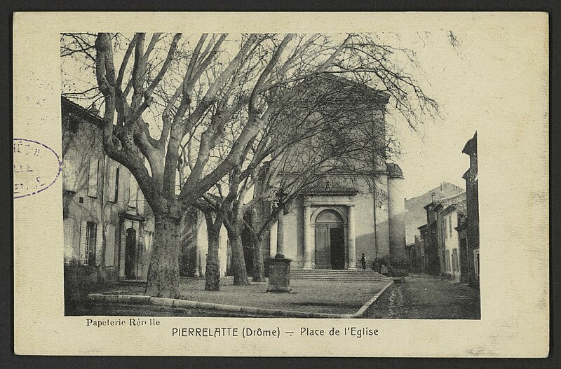 File:Pierrelatte (Drôme) - Place de l'Eglise (33727254044).jpg