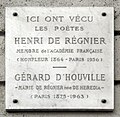 Plaque commémorative, apposée sur la façade de l'immeuble au no 24, domicile des époux et poètes Régnier.