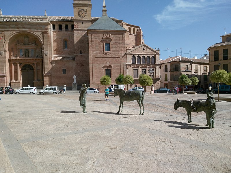 File:Plaza Mayor, Villanueva de los Infantes, Ciudad Real.jpg