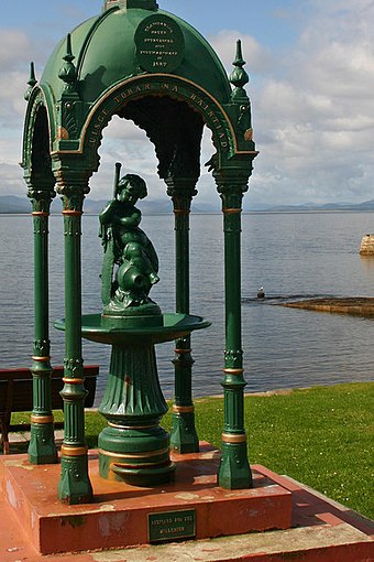 Water feature commemorating the first supply of water by gravitation to Portmahomack in 1887. It carries an inscription in poor Gaelic, "Uisce Tobar Na Baistiad" (which, if it read Uisge Tobar a' Bhaistidh would translate as "Water of the Well of Baptism")