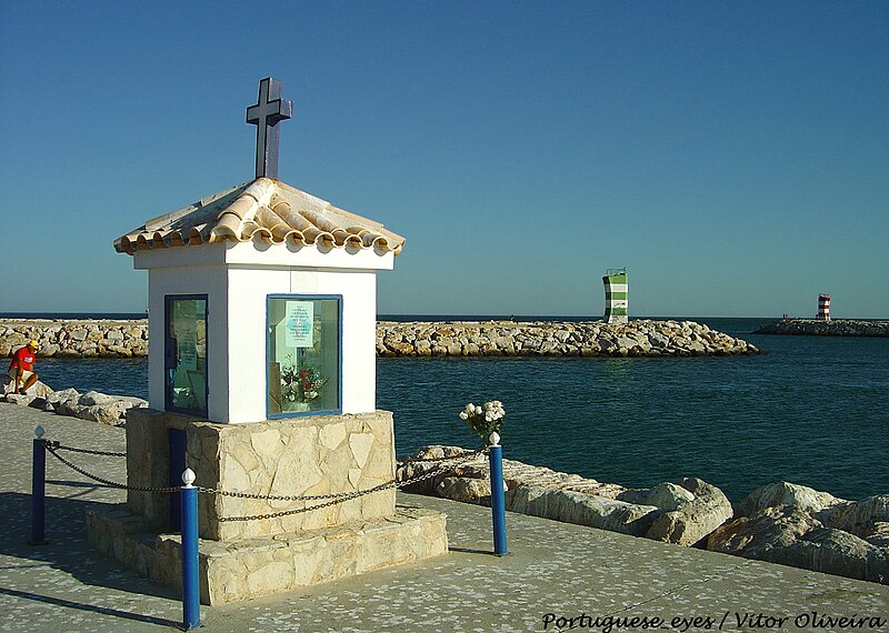 File:Porto de Pesca da Quarteira - Portugal (16730392902).jpg