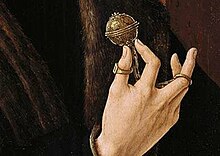 une odeur envoutante enfermée dans un bijou ciselé tenu par une main élégante
