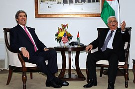 الرئيس الفلسطيني محمود عباس مستقبلًا وزير الخارجية الأمريكي جون كيري في المقر (2013)