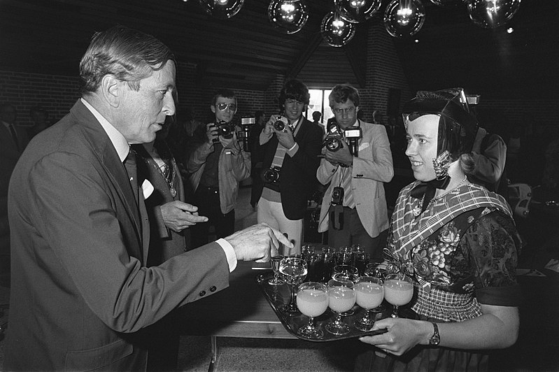 File:Prins Claus opent nieuwe gemeentehuis van Staphorst Prins Claus onthult gemeent, Bestanddeelnr 932-2038.jpg