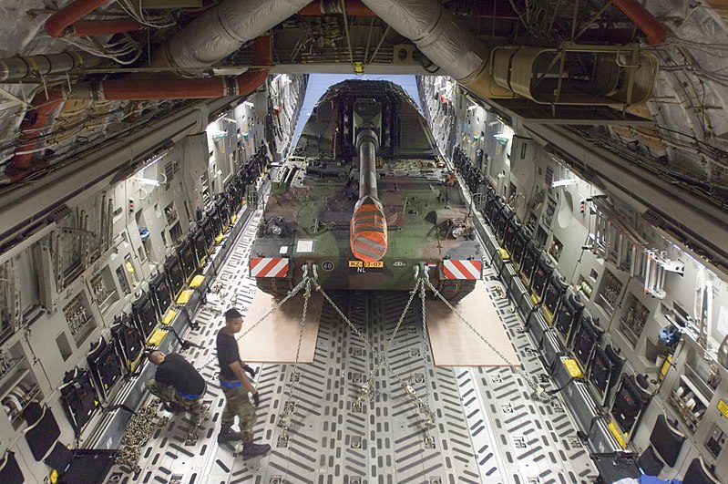 File:Pzh-2000 inside of a C-17.jpg