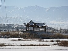 Tempel mit schnebedecktem Qilian Shan Gebirge im Hintergrund