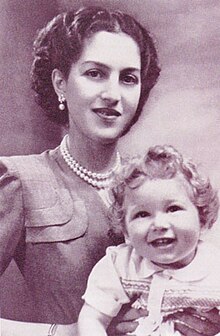 Photographie sépia d'une jeune femme brune portant un petit garçon bland.