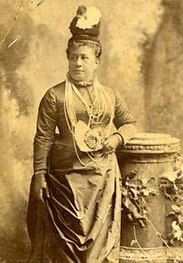 Queen Kapiolani wearing Niihau necklace.jpg