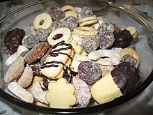 A dish of assorted cookies, including sandwich cookies filled with jam Ruzne druhy cukrovi (2).jpg