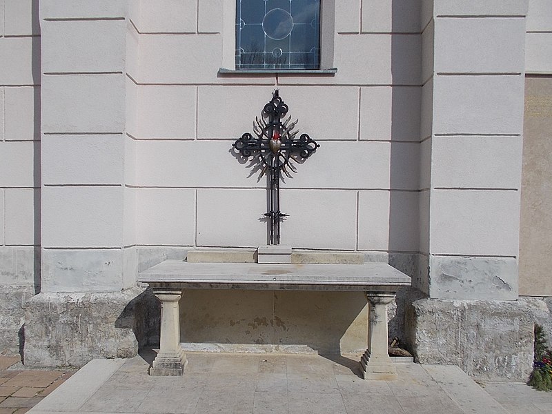 File:R.C. church, SW, altar, 2021 Budatétény.jpg