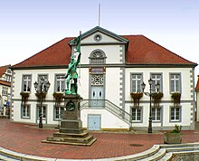 Rathaus mit Kriegerdenkmal