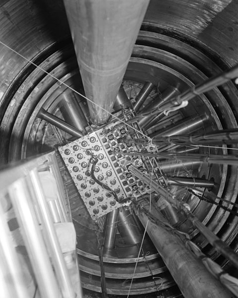 File:Reactor core area (9465029143).jpg