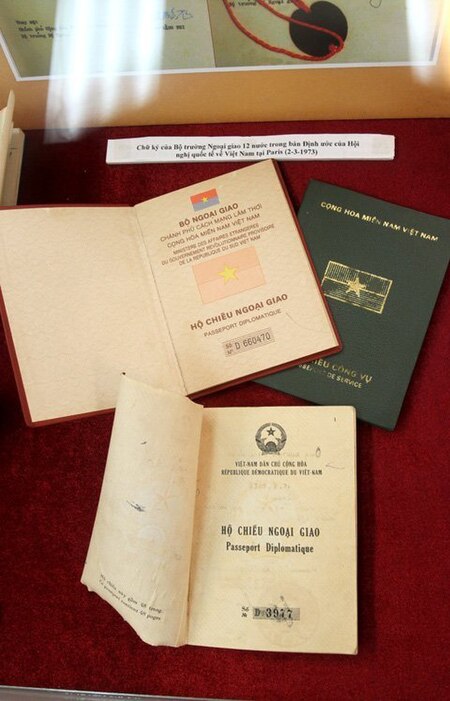 Tập_tin:Republic_of_South_Vietnam_and_DR_Vietnam's_old_service_passport_and_diplomatic_passports.jpg