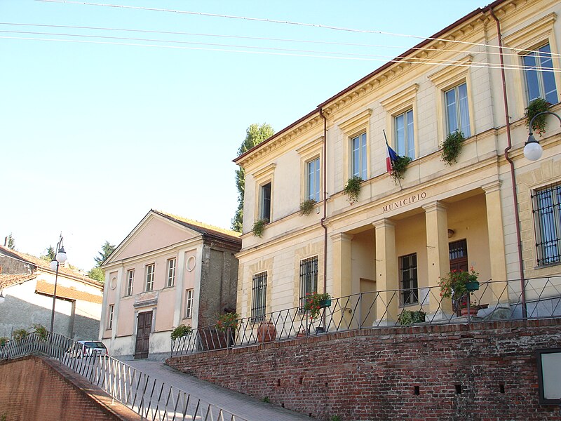 File:Ricaldone - Il Municipio e il Teatro Umberto I.JPG