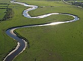 Meandrująca rzeka Wampool w Kumbrii, w Wielkiej Brytanii.