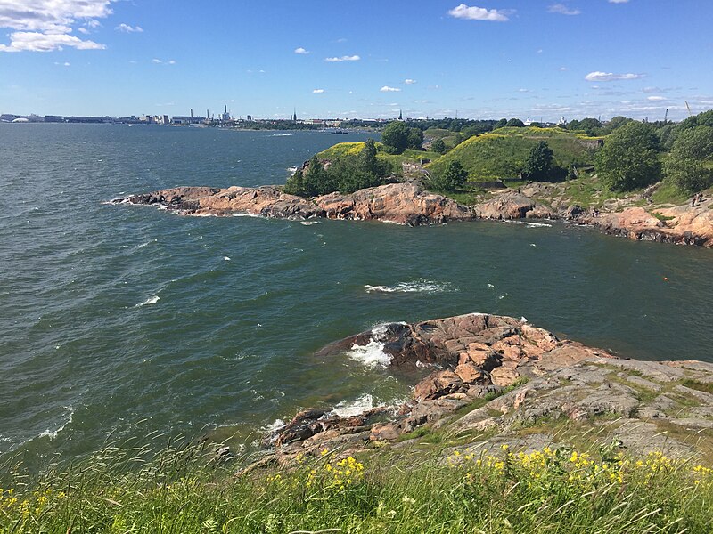 File:Rocks of Suomenlinna's shoreline, June 2017.jpg