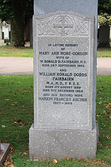 La tumba de Ronald Fairbairn, Dean Cemetery, Edimburgo.jpg