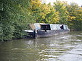 Aufgegebenes Narrowboat mit Butty am Kanalufer