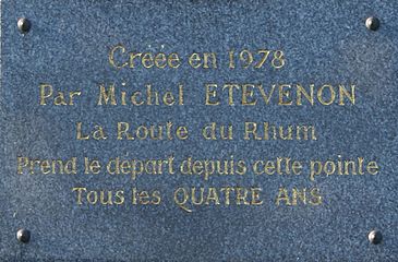 Plaque, à la pointe du Grouin à Cancale, commémorant la création de la Route du Rhum par Michel Etevenon.