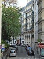 Vue de la rue de Navarre depuis l'escalier de la place Benjamin-Fondane, située de l'autre côté de la rue Monge