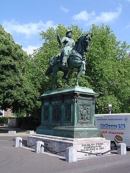 File:Ruiterstandbeeld Willem I.JPG