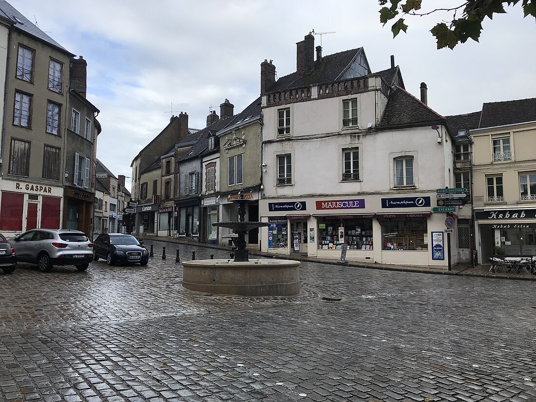 File:Sézanne - fontaine de la place de la République.jpg