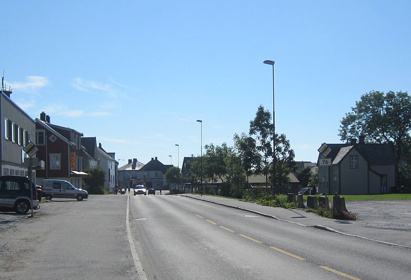 File:Sømnaveien, Brønnøysund, Norway.JPG