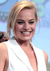 Actress Margot Robbie with bleached blond hair SDCC 2015 - Viola Davis, David Ayer & Margot Robbie (19522425899) (cropped).jpg