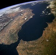 Imaxe de satélite do mar Mediterráneo. O estreito de Xibraltar aparece na parte inferior esquerda (suroeste) da imaxe; á súa esquerda atópase a Península Ibérica en Europa, e á súa dereita, o Magreb en África.
