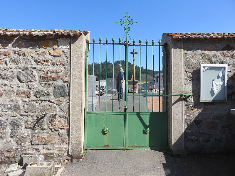 File:Saint-Appolinaire - Cimetière, entrée (mars 2019).jpg