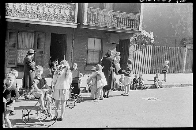 A Surry Hills street scene, 1940s