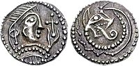 Anglosaški srebrni sceatta, Kent, c. 720. Glava z diademom, ki ima križ; zadaj je volkoglava kača.