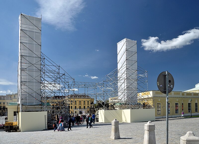 File:Schönbrunn main entrance scaffolded 02.jpg